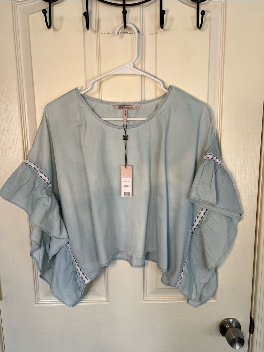 NWT BCBGeneration Light Wash Chambray Flutter Sleeve Top Size L - Picture 4 of 8